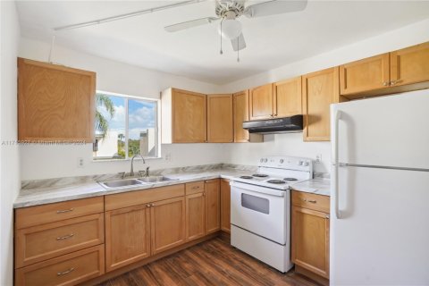 Condo in Jensen Beach, Florida, 2 bedrooms  № 1959867 - photo 7