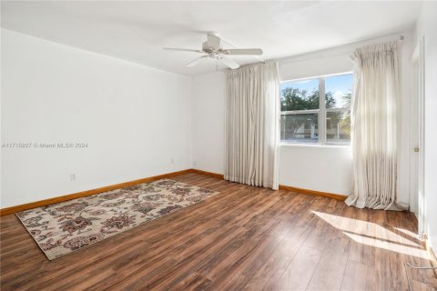 Condo in Jensen Beach, Florida, 2 bedrooms  № 1959867 - photo 18