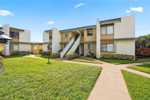 Condo in Jensen Beach, Florida, 2 bedrooms  № 1959867 - photo 4