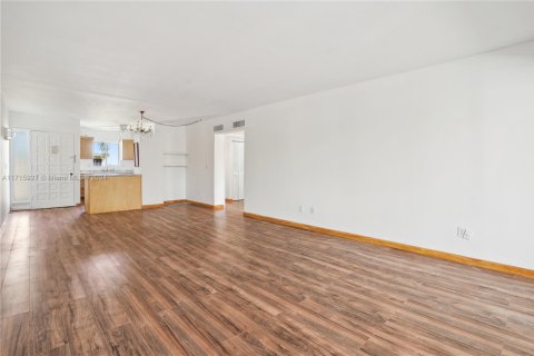 Condo in Jensen Beach, Florida, 2 bedrooms  № 1959867 - photo 11