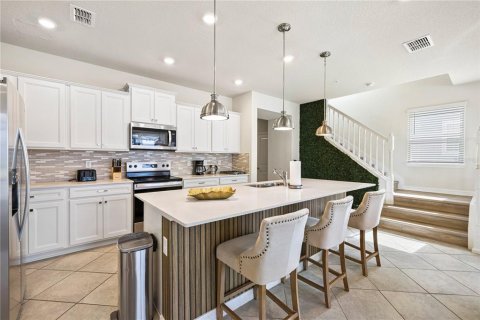 Townhouse in Clermont, Florida 5 bedrooms, 211.91 sq.m. № 2112030 - photo 16