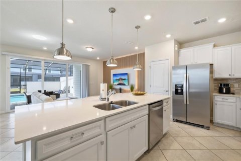 Townhouse in Clermont, Florida 5 bedrooms, 211.91 sq.m. № 2112030 - photo 12