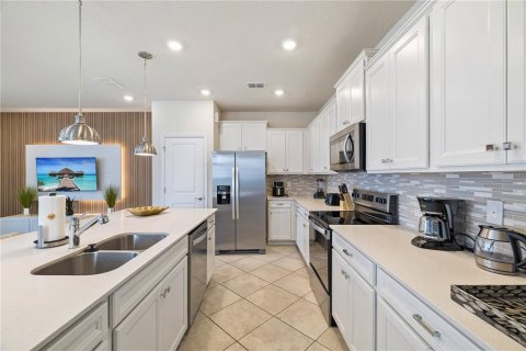 Townhouse in Clermont, Florida 5 bedrooms, 211.91 sq.m. № 2112030 - photo 13