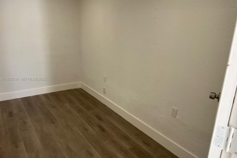 Снять в аренду виллу или дом в Форт-Лодердейл, Флорида 1 спальня, 657.19м2, № 1955515 - фото 23