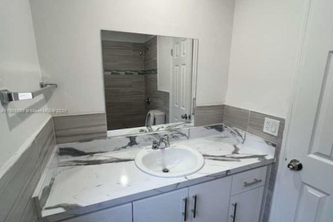 Снять в аренду виллу или дом в Форт-Лодердейл, Флорида 1 спальня, 657.19м2, № 1955515 - фото 9