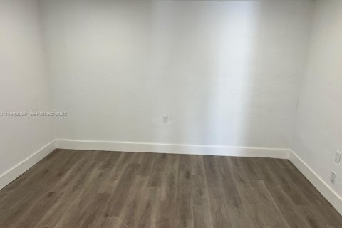 Снять в аренду виллу или дом в Форт-Лодердейл, Флорида 1 спальня, 657.19м2, № 1955515 - фото 27