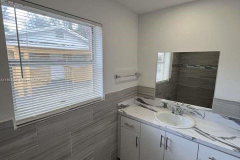 Снять в аренду виллу или дом в Форт-Лодердейл, Флорида 1 спальня, 657.19м2, № 1955515 - фото 7