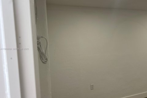 Снять в аренду виллу или дом в Форт-Лодердейл, Флорида 1 спальня, 657.19м2, № 1955515 - фото 25