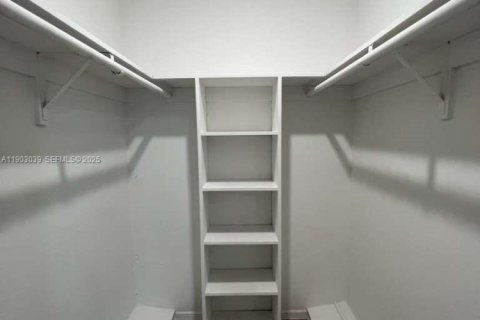 Снять в аренду виллу или дом в Форт-Лодердейл, Флорида 1 спальня, 657.19м2, № 1955515 - фото 16