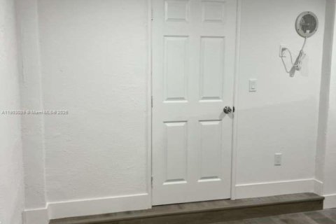 Снять в аренду виллу или дом в Форт-Лодердейл, Флорида 1 спальня, 657.19м2, № 1955515 - фото 15