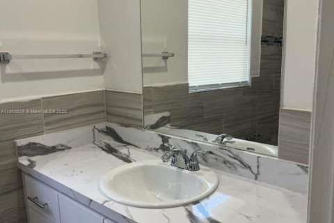 Снять в аренду виллу или дом в Форт-Лодердейл, Флорида 1 спальня, 657.19м2, № 1955515 - фото 8
