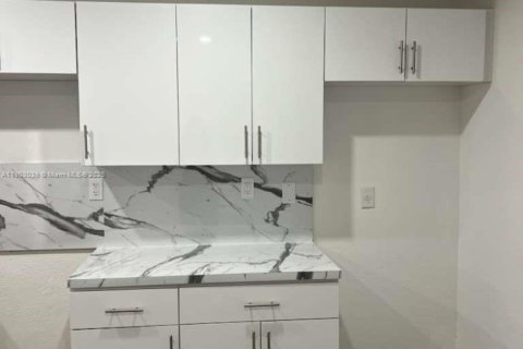 Снять в аренду виллу или дом в Форт-Лодердейл, Флорида 1 спальня, 657.19м2, № 1955515 - фото 4