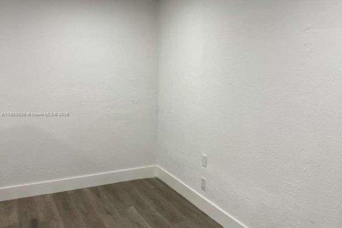 Снять в аренду виллу или дом в Форт-Лодердейл, Флорида 1 спальня, 657.19м2, № 1955515 - фото 14