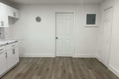 Снять в аренду виллу или дом в Форт-Лодердейл, Флорида 1 спальня, 657.19м2, № 1955515 - фото 5