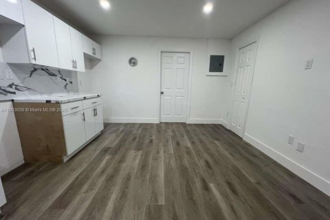 Снять в аренду виллу или дом в Форт-Лодердейл, Флорида 1 спальня, 657.19м2, № 1955515 - фото 1