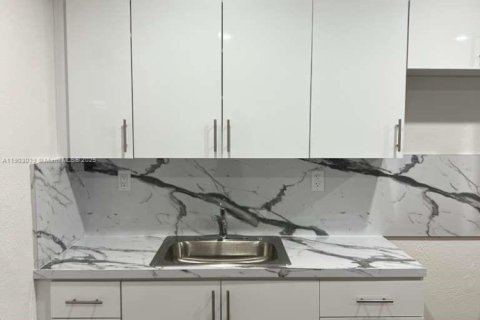 Снять в аренду виллу или дом в Форт-Лодердейл, Флорида 1 спальня, 657.19м2, № 1955515 - фото 3