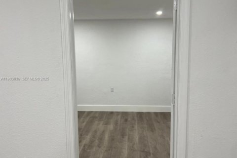 Снять в аренду виллу или дом в Форт-Лодердейл, Флорида 1 спальня, 657.19м2, № 1955515 - фото 20