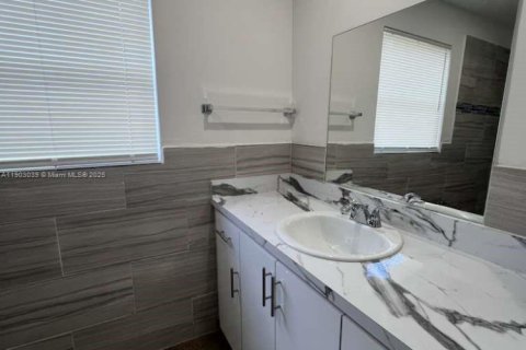 Снять в аренду виллу или дом в Форт-Лодердейл, Флорида 1 спальня, 657.19м2, № 1955515 - фото 12