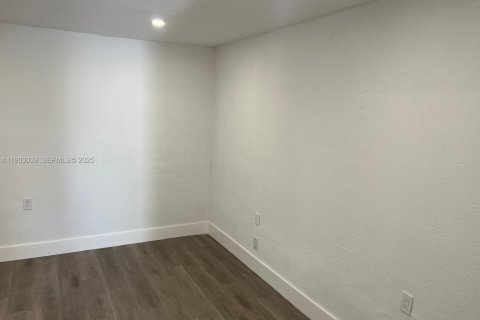 Снять в аренду виллу или дом в Форт-Лодердейл, Флорида 1 спальня, 657.19м2, № 1955515 - фото 22