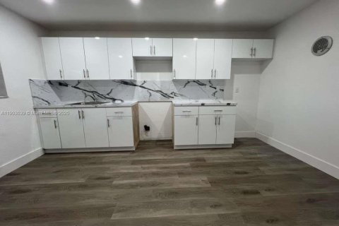 Снять в аренду виллу или дом в Форт-Лодердейл, Флорида 1 спальня, 657.19м2, № 1955515 - фото 2