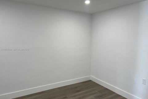 Снять в аренду виллу или дом в Форт-Лодердейл, Флорида 1 спальня, 657.19м2, № 1955515 - фото 21