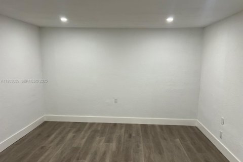 Снять в аренду виллу или дом в Форт-Лодердейл, Флорида 1 спальня, 657.19м2, № 1955515 - фото 17