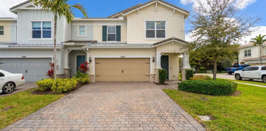 Adosado en Hollywood, Florida 3 dormitorios, 164.34 m2 № 2029780