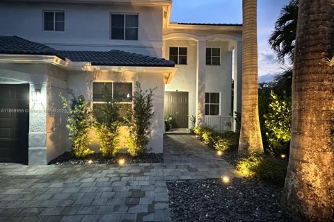 Villa ou maison à louer à Weston, Floride: 6 chambres, 305.83 m2 № 1921610 - photo 1