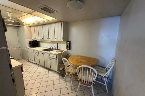 Condo in Miami Beach, Florida, 2 bedrooms № 2081296 - photo 17