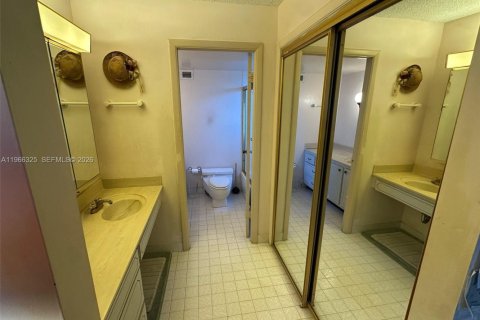 Condo in Miami Beach, Florida, 2 bedrooms № 2081296 - photo 13