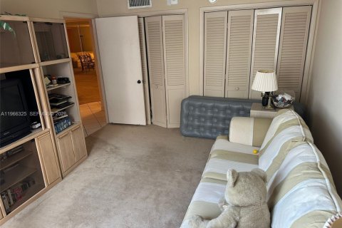 Condo in Miami Beach, Florida, 2 bedrooms № 2081296 - photo 18