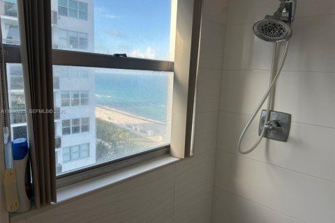 Condo in Miami Beach, Florida, 2 bedrooms № 2081296 - photo 21