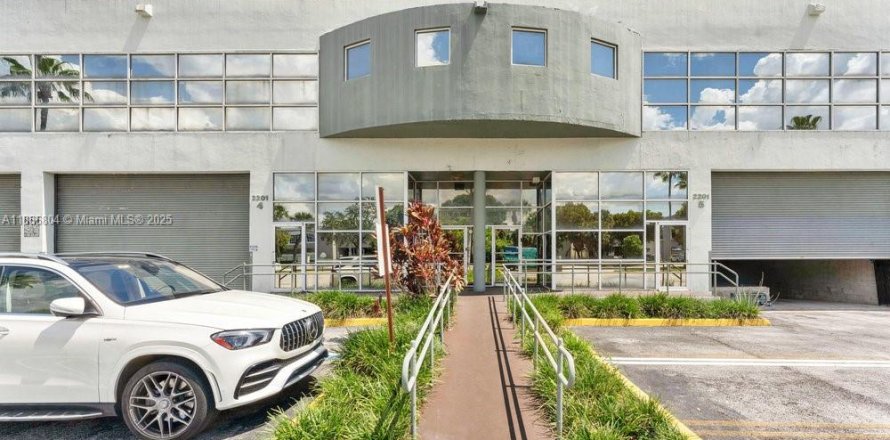 Commercial property in Doral, Florida № 1942191