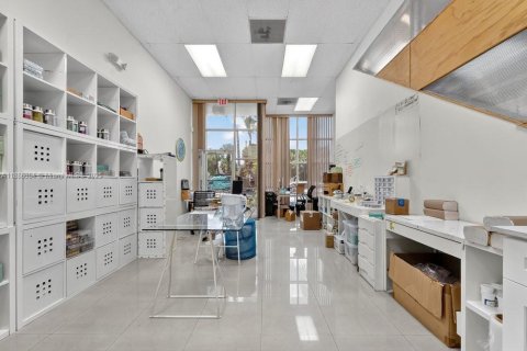 Commercial property in Doral, Florida № 1942191 - photo 11