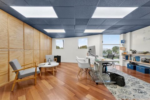 Commercial property in Doral, Florida № 1942191 - photo 8