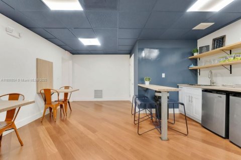 Commercial property in Doral, Florida № 1942191 - photo 14