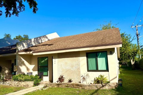 Снять в аренду кондоминиум в Окленд-Парк, Флорида 2 спальни, № 1992202 - фото 2