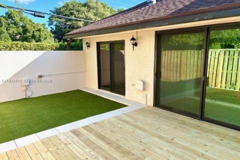 Снять в аренду кондоминиум в Окленд-Парк, Флорида 2 спальни, № 1992202 - фото 3