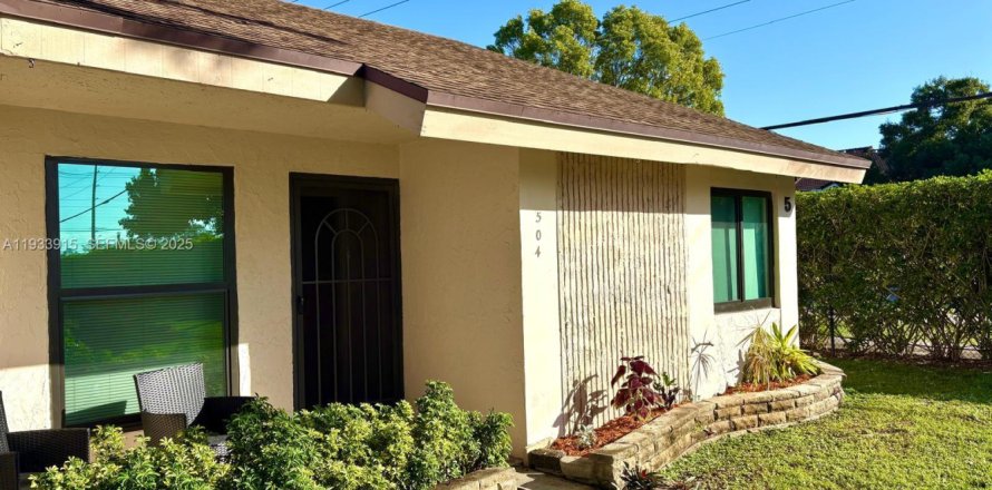 Кондоминиум с 2 спальнями в Окленд-Парк, Флорида № 1992202