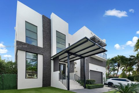 Villa ou maison à vendre à North Miami, Floride: 6 chambres, 450.95 m2 № 1996017 - photo 13