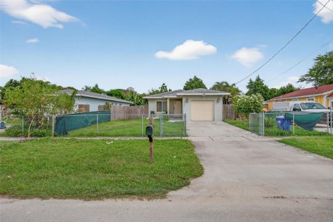 Villa ou maison à vendre à Florida City, Floride: 4 chambres, 146.04 m2 № 2191726 - photo 2
