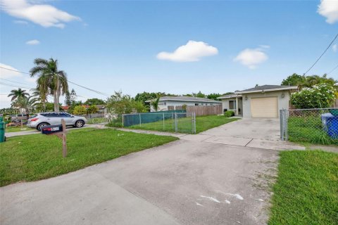 Villa ou maison à vendre à Florida City, Floride: 4 chambres, 146.04 m2 № 2191726 - photo 3