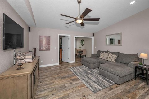 Condo in New Port Richey, Florida, 2 bedrooms  № 1844439 - photo 3