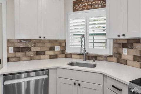 Condo in New Port Richey, Florida, 2 bedrooms  № 1844439 - photo 9