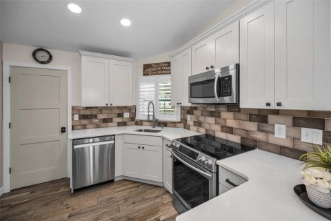 Condo in New Port Richey, Florida, 2 bedrooms  № 1844439 - photo 10