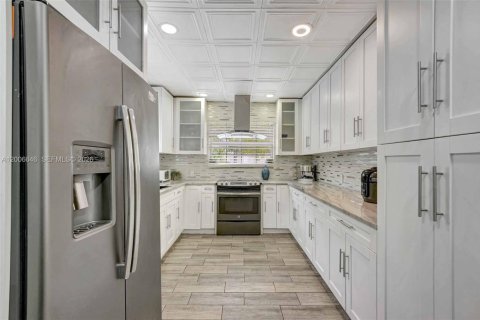 House in North Miami Beach, Florida 3 bedrooms, 185.8 sq.m. № 2071124 - photo 18