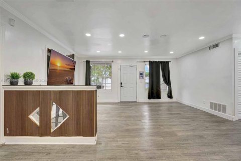 House in North Miami Beach, Florida 3 bedrooms, 185.8 sq.m. № 2071124 - photo 16