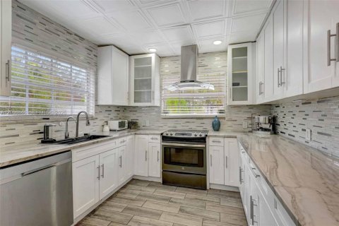 House in North Miami Beach, Florida 3 bedrooms, 185.8 sq.m. № 2071124 - photo 19