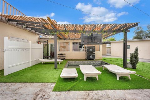 House in North Miami Beach, Florida 3 bedrooms, 185.8 sq.m. № 2071124 - photo 25