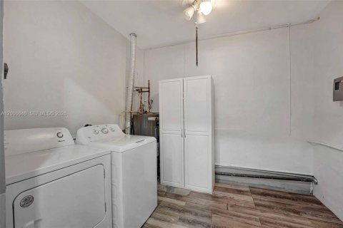 House in North Miami Beach, Florida 3 bedrooms, 185.8 sq.m. № 2071124 - photo 21